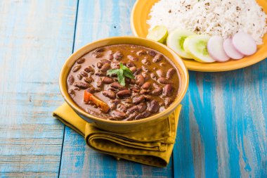 pişmiş kırmızı barbunya fasulyesi köri ve pişmiş basmati pirinç, rajma chawal veya rajma pirinç, geleneksel Kuzey Hint öğle, akşam yemeği veya kahvaltı menüsü