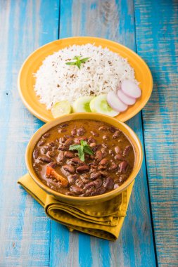pişmiş kırmızı barbunya fasulyesi köri ve pişmiş basmati pirinç, rajma chawal veya rajma pirinç, geleneksel Kuzey Hint öğle, akşam yemeği veya kahvaltı menüsü