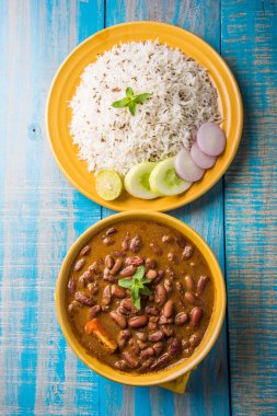 pişmiş kırmızı barbunya fasulyesi köri ve pişmiş basmati pirinç, rajma chawal veya rajma pirinç, geleneksel Kuzey Hint öğle, akşam yemeği veya kahvaltı menüsü