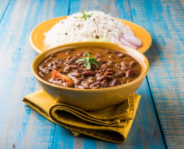 pişmiş kırmızı barbunya fasulyesi köri ve pişmiş basmati pirinç, rajma chawal veya rajma pirinç, geleneksel Kuzey Hint öğle, akşam yemeği veya kahvaltı menüsü