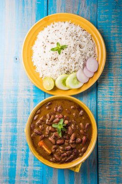 pişmiş kırmızı barbunya fasulyesi köri ve pişmiş basmati pirinç, rajma chawal veya rajma pirinç, geleneksel Kuzey Hint öğle, akşam yemeği veya kahvaltı menüsü