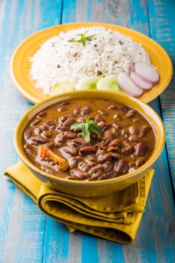 pişmiş kırmızı barbunya fasulyesi köri ve pişmiş basmati pirinç, rajma chawal veya rajma pirinç, geleneksel Kuzey Hint öğle, akşam yemeği veya kahvaltı menüsü