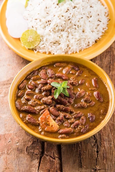 pişmiş kırmızı barbunya fasulyesi köri ve pişmiş basmati pirinç, rajma chawal veya rajma pirinç, geleneksel Kuzey Hint öğle, akşam yemeği veya kahvaltı menüsü