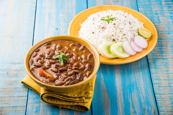pişmiş kırmızı barbunya fasulyesi köri ve pişmiş basmati pirinç, rajma chawal veya rajma pirinç, geleneksel Kuzey Hint öğle, akşam yemeği veya kahvaltı menüsü
