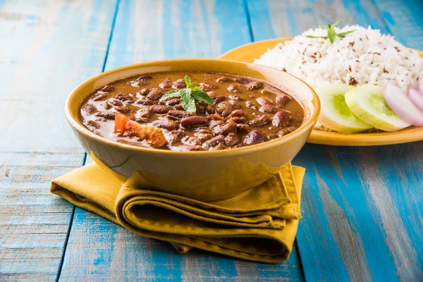 Pişmiş kırmızı barbunya fasulyesi köri ve pişmiş basmati pirinç, rajma chawal veya rajma pirinç, geleneksel Kuzey Hint öğle, akşam yemeği veya kahvaltı menüsü — Stok fotoğraf