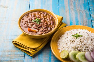 pişmiş kırmızı barbunya fasulyesi köri ve pişmiş basmati pirinç, rajma chawal veya rajma pirinç, geleneksel Kuzey Hint öğle, akşam yemeği veya kahvaltı menüsü