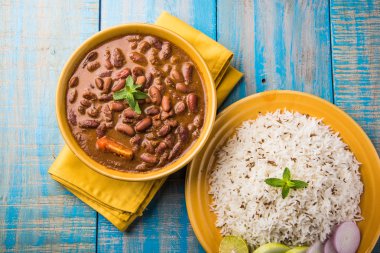 pişmiş kırmızı barbunya fasulyesi köri ve pişmiş basmati pirinç, rajma chawal veya rajma pirinç, geleneksel Kuzey Hint öğle, akşam yemeği veya kahvaltı menüsü