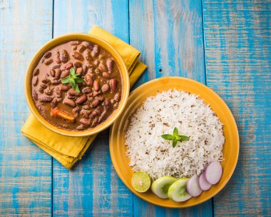 pişmiş kırmızı barbunya fasulyesi köri ve pişmiş basmati pirinç, rajma chawal veya rajma pirinç, geleneksel Kuzey Hint öğle, akşam yemeği veya kahvaltı menüsü
