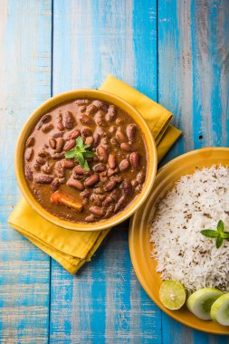 pişmiş kırmızı barbunya fasulyesi köri ve pişmiş basmati pirinç, rajma chawal veya rajma pirinç, geleneksel Kuzey Hint öğle, akşam yemeği veya kahvaltı menüsü