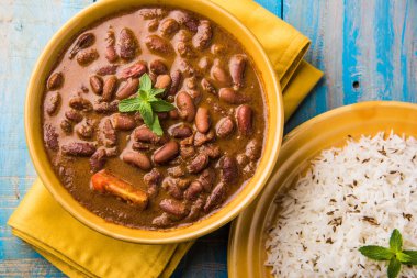 pişmiş kırmızı barbunya fasulyesi köri ve pişmiş basmati pirinç, rajma chawal veya rajma pirinç, geleneksel Kuzey Hint öğle, akşam yemeği veya kahvaltı menüsü
