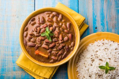 pişmiş kırmızı barbunya fasulyesi köri ve pişmiş basmati pirinç, rajma chawal veya rajma pirinç, geleneksel Kuzey Hint öğle, akşam yemeği veya kahvaltı menüsü