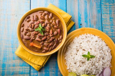 pişmiş kırmızı barbunya fasulyesi köri ve pişmiş basmati pirinç, rajma chawal veya rajma pirinç, geleneksel Kuzey Hint öğle, akşam yemeği veya kahvaltı menüsü