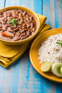 pişmiş kırmızı barbunya fasulyesi köri ve pişmiş basmati pirinç, rajma chawal veya rajma pirinç, geleneksel Kuzey Hint öğle, akşam yemeği veya kahvaltı menüsü