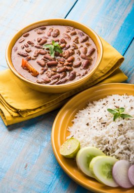 pişmiş kırmızı barbunya fasulyesi köri ve pişmiş basmati pirinç, rajma chawal veya rajma pirinç, geleneksel Kuzey Hint öğle, akşam yemeği veya kahvaltı menüsü