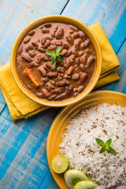pişmiş kırmızı barbunya fasulyesi köri ve pişmiş basmati pirinç, rajma chawal veya rajma pirinç, geleneksel Kuzey Hint öğle, akşam yemeği veya kahvaltı menüsü