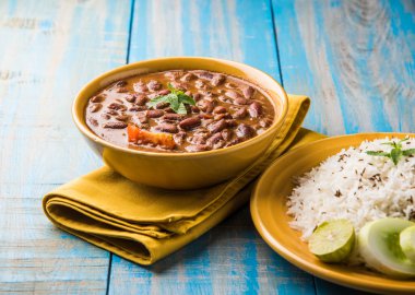 pişmiş kırmızı barbunya fasulyesi köri ve pişmiş basmati pirinç, rajma chawal veya rajma pirinç, geleneksel Kuzey Hint öğle, akşam yemeği veya kahvaltı menüsü