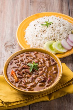 pişmiş kırmızı barbunya fasulyesi köri ve pişmiş basmati pirinç, rajma chawal veya rajma pirinç, geleneksel Kuzey Hint öğle, akşam yemeği veya kahvaltı menüsü