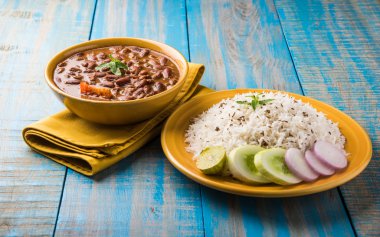 pişmiş kırmızı barbunya fasulyesi köri ve pişmiş basmati pirinç, rajma chawal veya rajma pirinç, geleneksel Kuzey Hint öğle, akşam yemeği veya kahvaltı menüsü