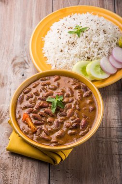 pişmiş kırmızı barbunya fasulyesi köri ve pişmiş basmati pirinç, rajma chawal veya rajma pirinç, geleneksel Kuzey Hint öğle, akşam yemeği veya kahvaltı menüsü