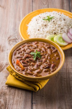 pişmiş kırmızı barbunya fasulyesi köri ve pişmiş basmati pirinç, rajma chawal veya rajma pirinç, geleneksel Kuzey Hint öğle, akşam yemeği veya kahvaltı menüsü