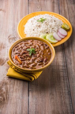 pişmiş kırmızı barbunya fasulyesi köri ve pişmiş basmati pirinç, rajma chawal veya rajma pirinç, geleneksel Kuzey Hint öğle, akşam yemeği veya kahvaltı menüsü