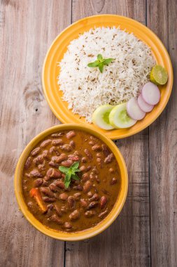 pişmiş kırmızı barbunya fasulyesi köri ve pişmiş basmati pirinç, rajma chawal veya rajma pirinç, geleneksel Kuzey Hint öğle, akşam yemeği veya kahvaltı menüsü
