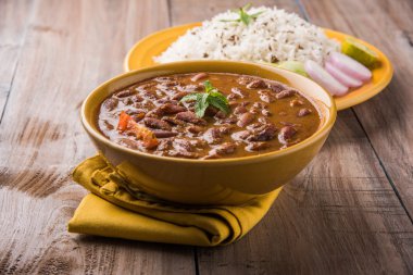 pişmiş kırmızı barbunya fasulyesi köri ve pişmiş basmati pirinç, rajma chawal veya rajma pirinç, geleneksel Kuzey Hint öğle, akşam yemeği veya kahvaltı menüsü