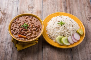 pişmiş kırmızı barbunya fasulyesi köri ve pişmiş basmati pirinç, rajma chawal veya rajma pirinç, geleneksel Kuzey Hint öğle, akşam yemeği veya kahvaltı menüsü