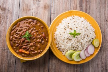 pişmiş kırmızı barbunya fasulyesi köri ve pişmiş basmati pirinç, rajma chawal veya rajma pirinç, geleneksel Kuzey Hint öğle, akşam yemeği veya kahvaltı menüsü