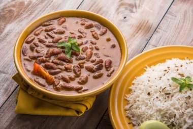 pişmiş kırmızı barbunya fasulyesi köri ve pişmiş basmati pirinç, rajma chawal veya rajma pirinç, geleneksel Kuzey Hint öğle, akşam yemeği veya kahvaltı menüsü
