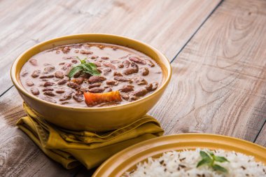 pişmiş kırmızı barbunya fasulyesi köri ve pişmiş basmati pirinç, rajma chawal veya rajma pirinç, geleneksel Kuzey Hint öğle, akşam yemeği veya kahvaltı menüsü