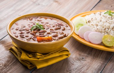 pişmiş kırmızı barbunya fasulyesi köri ve pişmiş basmati pirinç, rajma chawal veya rajma pirinç, geleneksel Kuzey Hint öğle, akşam yemeği veya kahvaltı menüsü