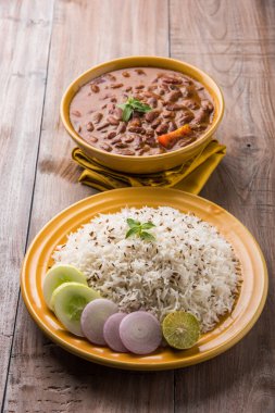 pişmiş kırmızı barbunya fasulyesi köri ve pişmiş basmati pirinç, rajma chawal veya rajma pirinç, geleneksel Kuzey Hint öğle, akşam yemeği veya kahvaltı menüsü