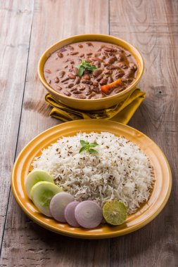 pişmiş kırmızı barbunya fasulyesi köri ve pişmiş basmati pirinç, rajma chawal veya rajma pirinç, geleneksel Kuzey Hint öğle, akşam yemeği veya kahvaltı menüsü