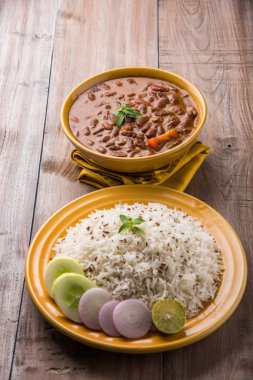 pişmiş kırmızı barbunya fasulyesi köri ve pişmiş basmati pirinç, rajma chawal veya rajma pirinç, geleneksel Kuzey Hint öğle, akşam yemeği veya kahvaltı menüsü