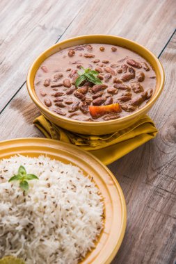 pişmiş kırmızı barbunya fasulyesi köri ve pişmiş basmati pirinç, rajma chawal veya rajma pirinç, geleneksel Kuzey Hint öğle, akşam yemeği veya kahvaltı menüsü