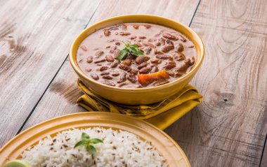 pişmiş kırmızı barbunya fasulyesi köri ve pişmiş basmati pirinç, rajma chawal veya rajma pirinç, geleneksel Kuzey Hint öğle, akşam yemeği veya kahvaltı menüsü