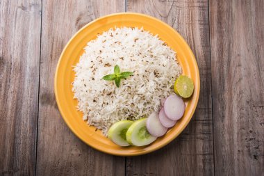 pişmiş kırmızı barbunya fasulyesi köri ve pişmiş basmati pirinç, rajma chawal veya rajma pirinç, geleneksel Kuzey Hint öğle, akşam yemeği veya kahvaltı menüsü