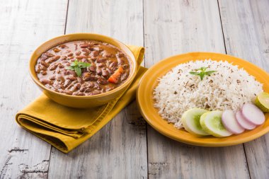 pişmiş kırmızı barbunya fasulyesi köri ve pişmiş basmati pirinç, rajma chawal veya rajma pirinç, geleneksel Kuzey Hint öğle, akşam yemeği veya kahvaltı menüsü