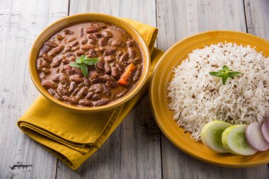 pişmiş kırmızı barbunya fasulyesi köri ve pişmiş basmati pirinç, rajma chawal veya rajma pirinç, geleneksel Kuzey Hint öğle, akşam yemeği veya kahvaltı menüsü