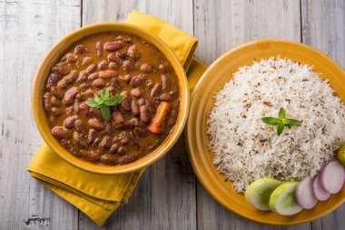 pişmiş kırmızı barbunya fasulyesi köri ve pişmiş basmati pirinç, rajma chawal veya rajma pirinç, geleneksel Kuzey Hint öğle, akşam yemeği veya kahvaltı menüsü