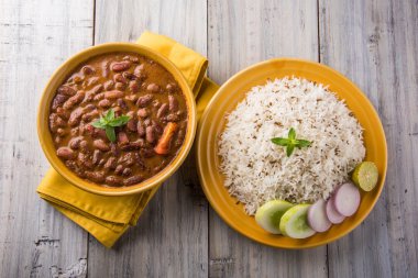 pişmiş kırmızı barbunya fasulyesi köri ve pişmiş basmati pirinç, rajma chawal veya rajma pirinç, geleneksel Kuzey Hint öğle, akşam yemeği veya kahvaltı menüsü