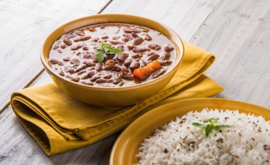 pişmiş kırmızı barbunya fasulyesi köri ve pişmiş basmati pirinç, rajma chawal veya rajma pirinç, geleneksel Kuzey Hint öğle, akşam yemeği veya kahvaltı menüsü