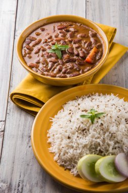 pişmiş kırmızı barbunya fasulyesi köri ve pişmiş basmati pirinç, rajma chawal veya rajma pirinç, geleneksel Kuzey Hint öğle, akşam yemeği veya kahvaltı menüsü