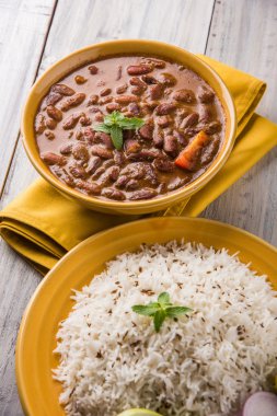 pişmiş kırmızı barbunya fasulyesi köri ve pişmiş basmati pirinç, rajma chawal veya rajma pirinç, geleneksel Kuzey Hint öğle, akşam yemeği veya kahvaltı menüsü