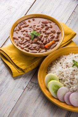 pişmiş kırmızı barbunya fasulyesi köri ve pişmiş basmati pirinç, rajma chawal veya rajma pirinç, geleneksel Kuzey Hint öğle, akşam yemeği veya kahvaltı menüsü
