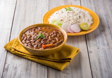 pişmiş kırmızı barbunya fasulyesi köri ve pişmiş basmati pirinç, rajma chawal veya rajma pirinç, geleneksel Kuzey Hint öğle, akşam yemeği veya kahvaltı menüsü