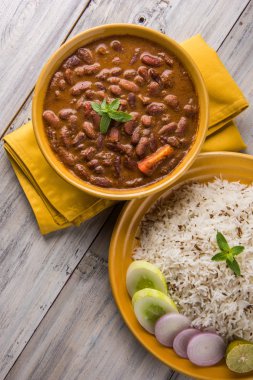 pişmiş kırmızı barbunya fasulyesi köri ve pişmiş basmati pirinç, rajma chawal veya rajma pirinç, geleneksel Kuzey Hint öğle, akşam yemeği veya kahvaltı menüsü