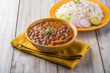 pişmiş kırmızı barbunya fasulyesi köri ve pişmiş basmati pirinç, rajma chawal veya rajma pirinç, geleneksel Kuzey Hint öğle, akşam yemeği veya kahvaltı menüsü