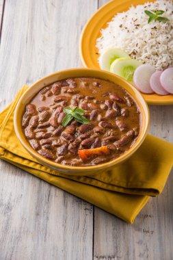 pişmiş kırmızı barbunya fasulyesi köri ve pişmiş basmati pirinç, rajma chawal veya rajma pirinç, geleneksel Kuzey Hint öğle, akşam yemeği veya kahvaltı menüsü